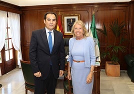 La alcaldesa, Ángeles Muñoz, y el consejero, José Antonio Nieto.