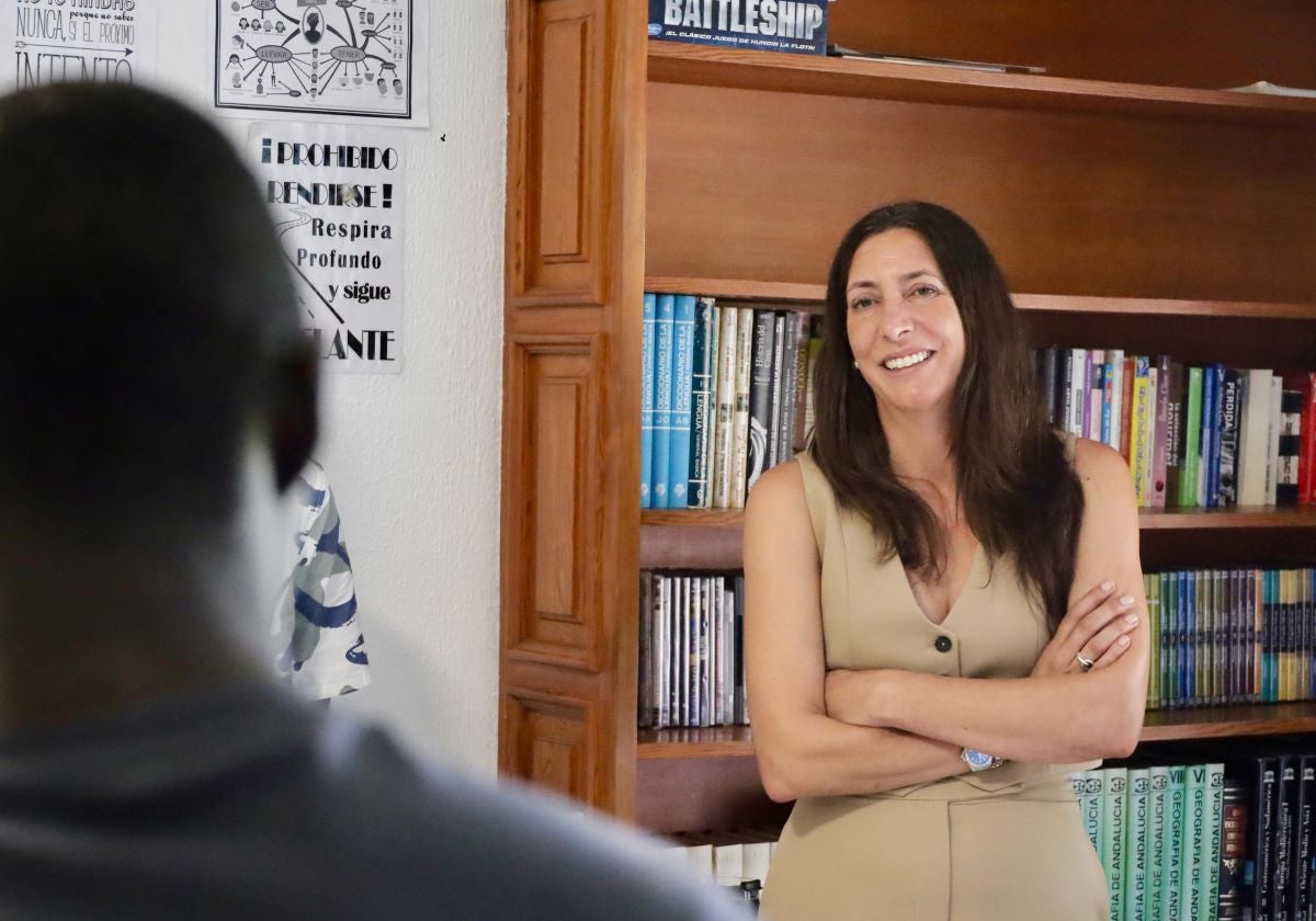La consejera de Inclusión Social, Loles López, en un centro de menores inmigrantes en Huelva.