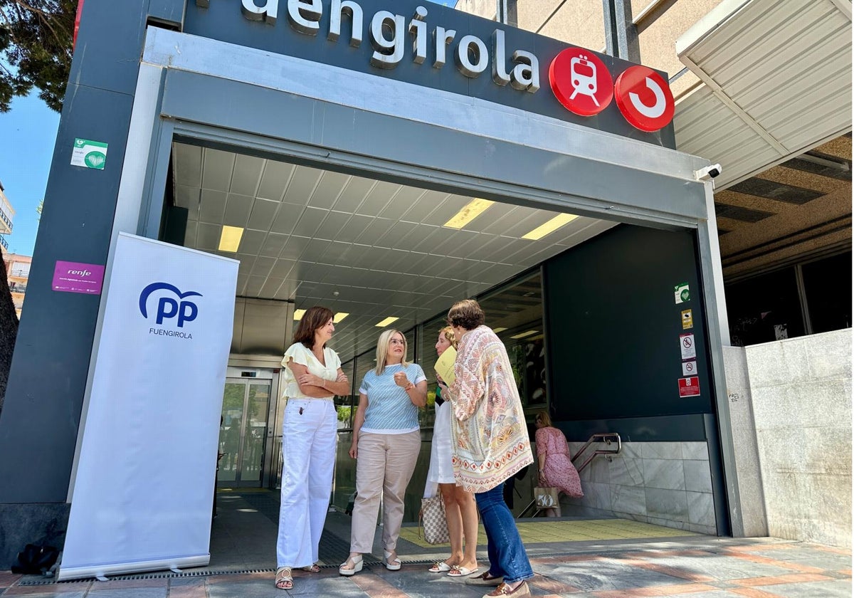 Ana Mula en la estación del Cercanías en el centro de Fuengirola.