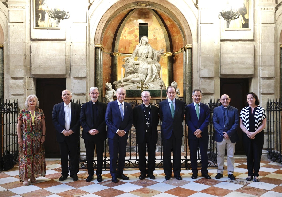 Foto tras la firma del convenio para renovar la iluminación interior de la seo.