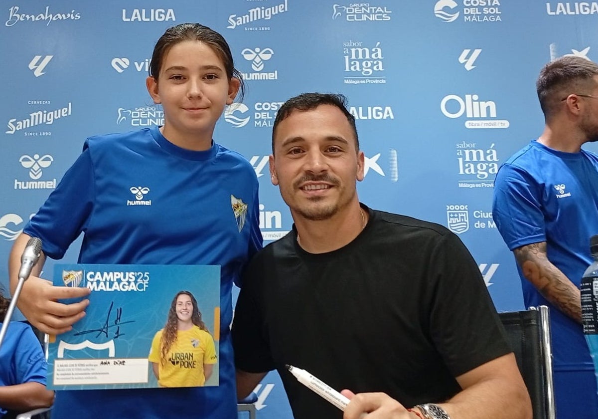 Una niña que ha participado en el campus del Málaga, con Alfonso Herrero.