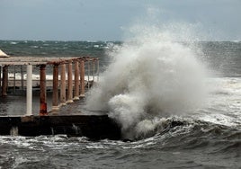 Aviso amarillo y olas de hasta dos metros este viernes en Málaga