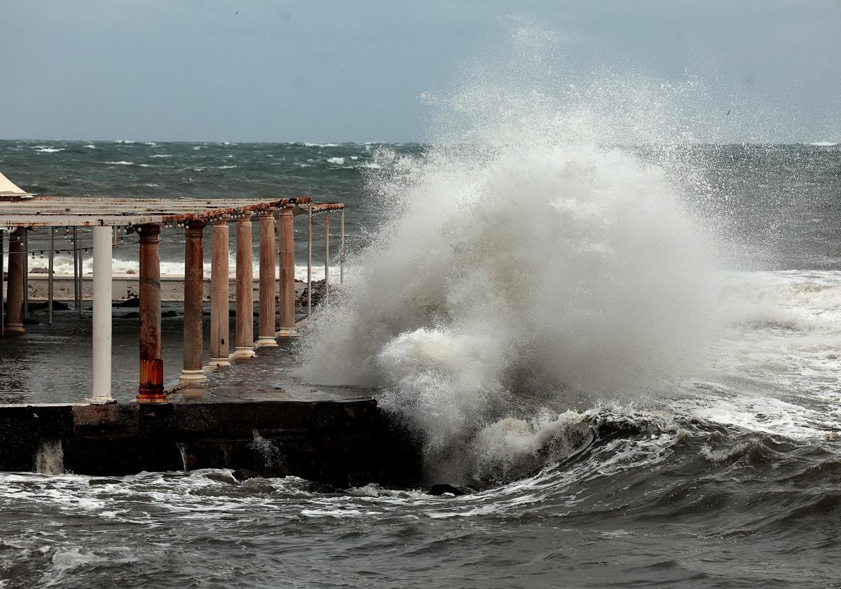 Aviso amarillo y olas de hasta dos metros este viernes en Málaga