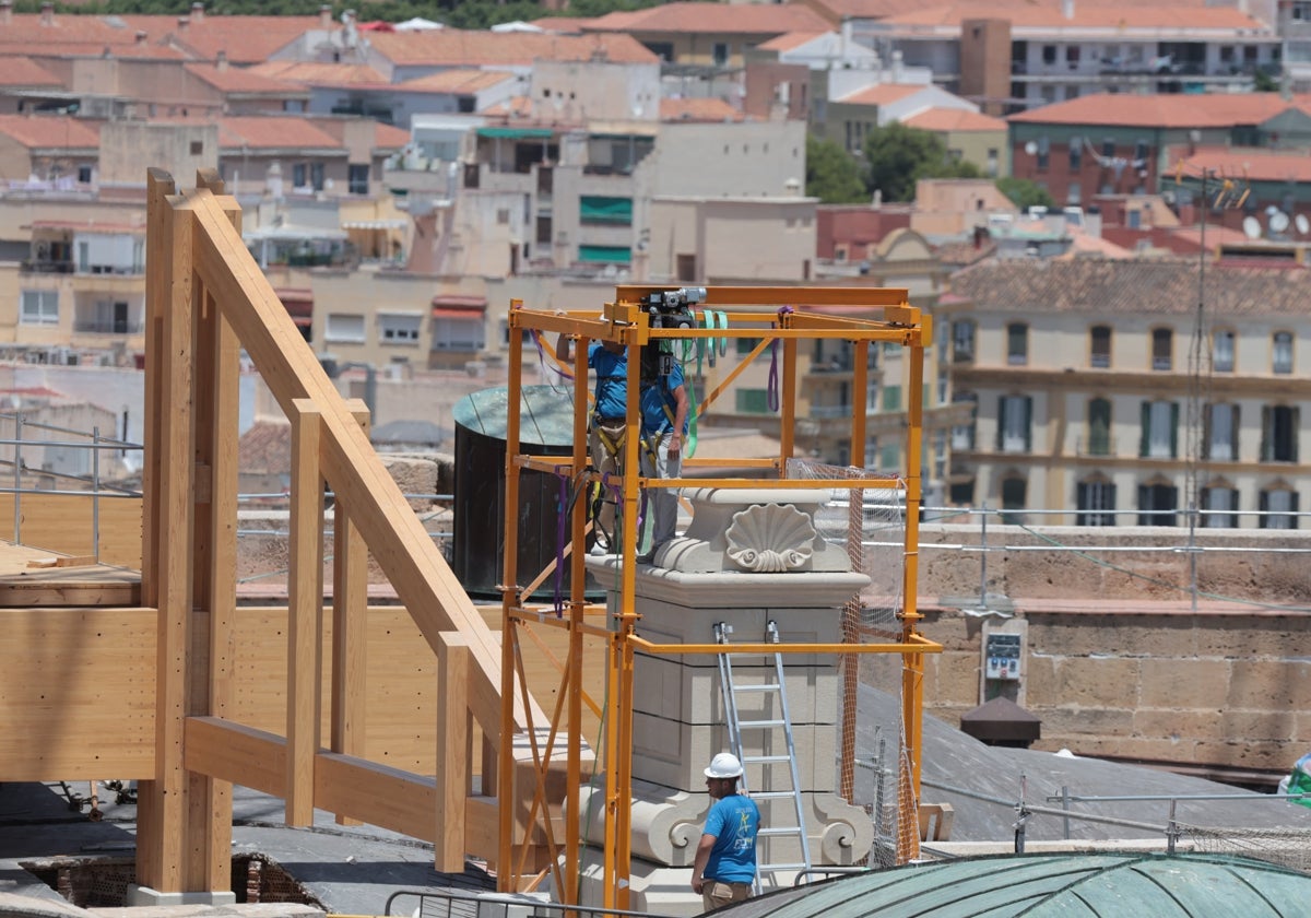 Primero de los pedestales instalado en la zona superior del crucero.