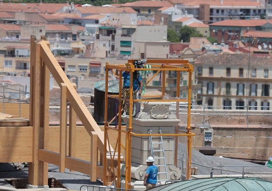 Primero de los pedestales instalado en la zona superior del crucero.
