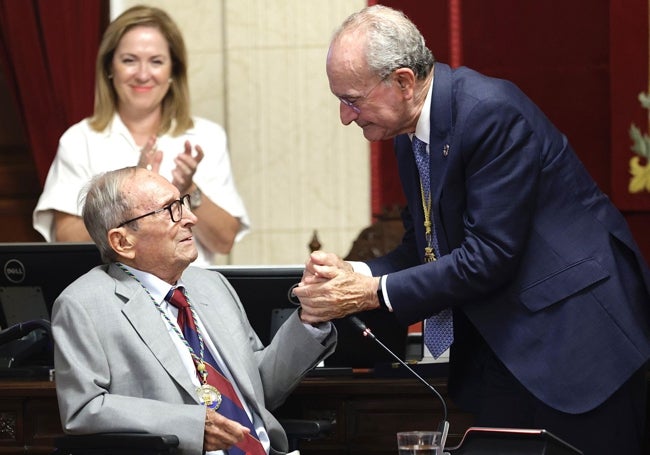 El alcalde de Málaga entrega la Medalla de la Ciudad al escultor Jaime Pimentel.