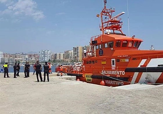 Imagen de una embarcación de Salvamento Marítimo en el puerto de Málaga.