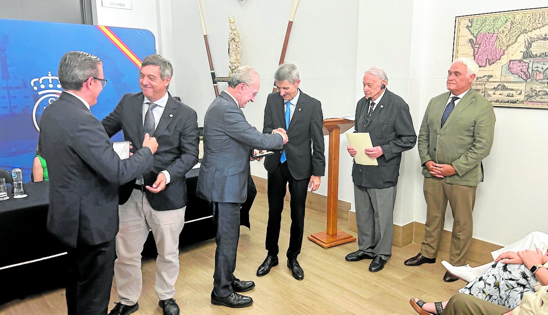 El alcalde y el rector entregaron las distincionesde la Asociación Nacional Ortega Munilla a JoséManuel Domínguez y Sergio Corral; a la derecha,Fernández Verni y Álvaro Mendiola::. FÉlix lorenzo