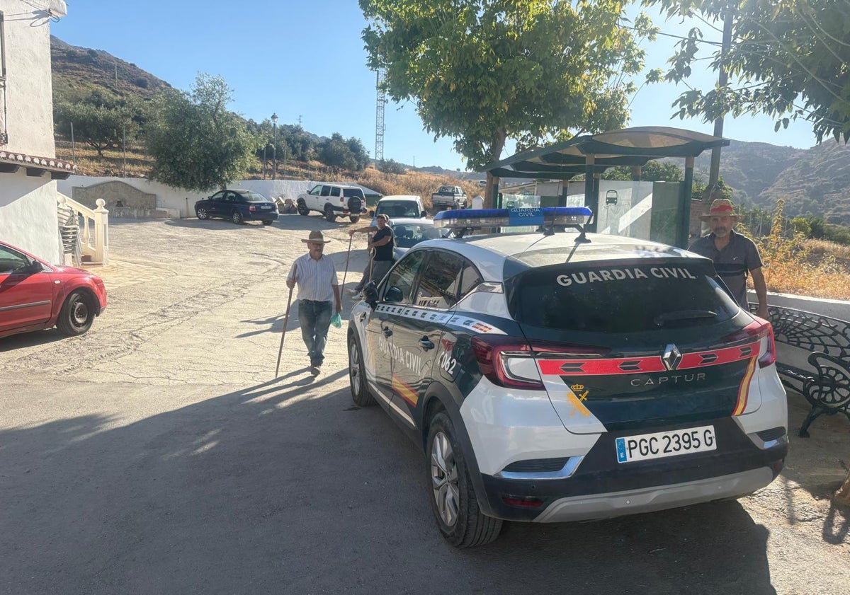 Imagen principal - Arriba, un vehículo de la Guardia Civil, este sábado en la aldea de Espino, abajo a la izquierda, el lugar en el que se ha encontrado la presunta arma homicida, y a la derecha, restos de sangre de José Carlos, en el acceso a la finca.