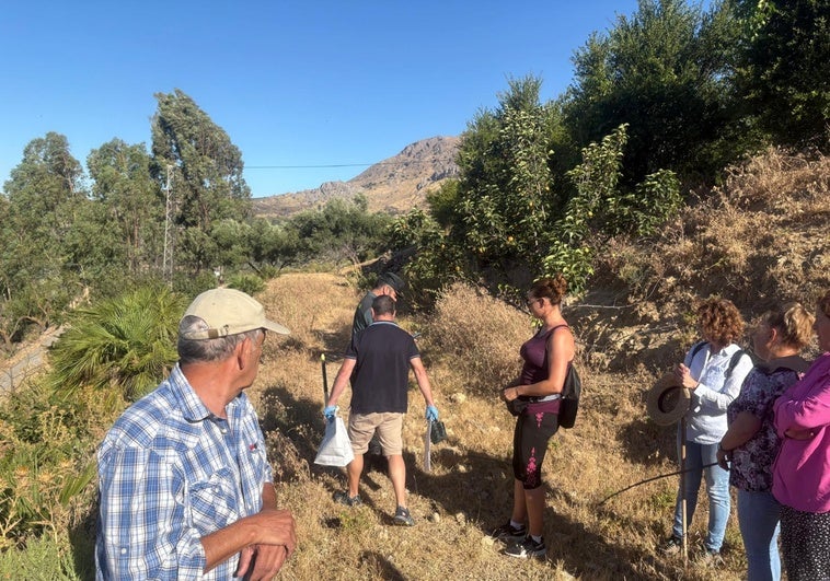 Agentes de la Guardia Civil, este sábado con el arma homicida en una bolsa, tras ser localizada en la finca.
