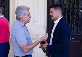 Miguel Molina conversa con el diputado Cristóbal Ortega a la entrada al Ayuntamiento.