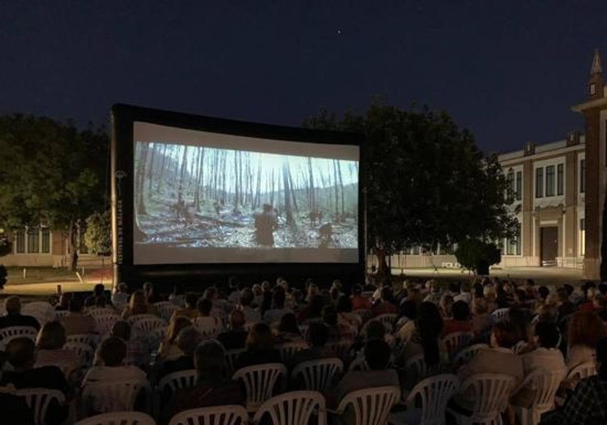 Foto de archivo del ciclo de cine al aire libre