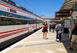 Pasajeros hoy en la estación de Plaza Mayor.