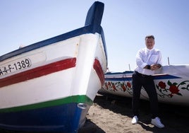 El padre Pérez Pallarés, en una de las barcas de la playa de Pedregalejo.
