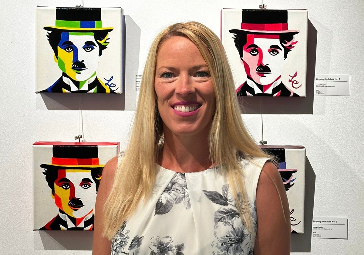 La artista Laura Chapin delante de sus obras en el espacio de arte Gómez y Molina Joyeros en Marbella.
