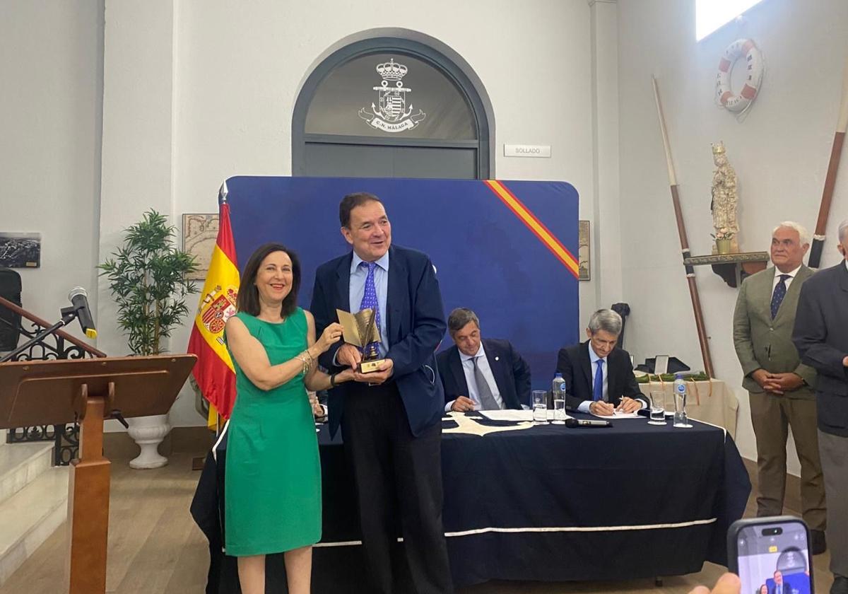 La ministra de Defensa entrega el premio Ad Honorem de la Asociación Ortega Munilla al periodista Pedro Luis Gómez