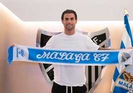 Eneko Jauregi posa con la bufanda del Málaga en las oficinas del club tras firmar su contrato como jugador blanquiazul.