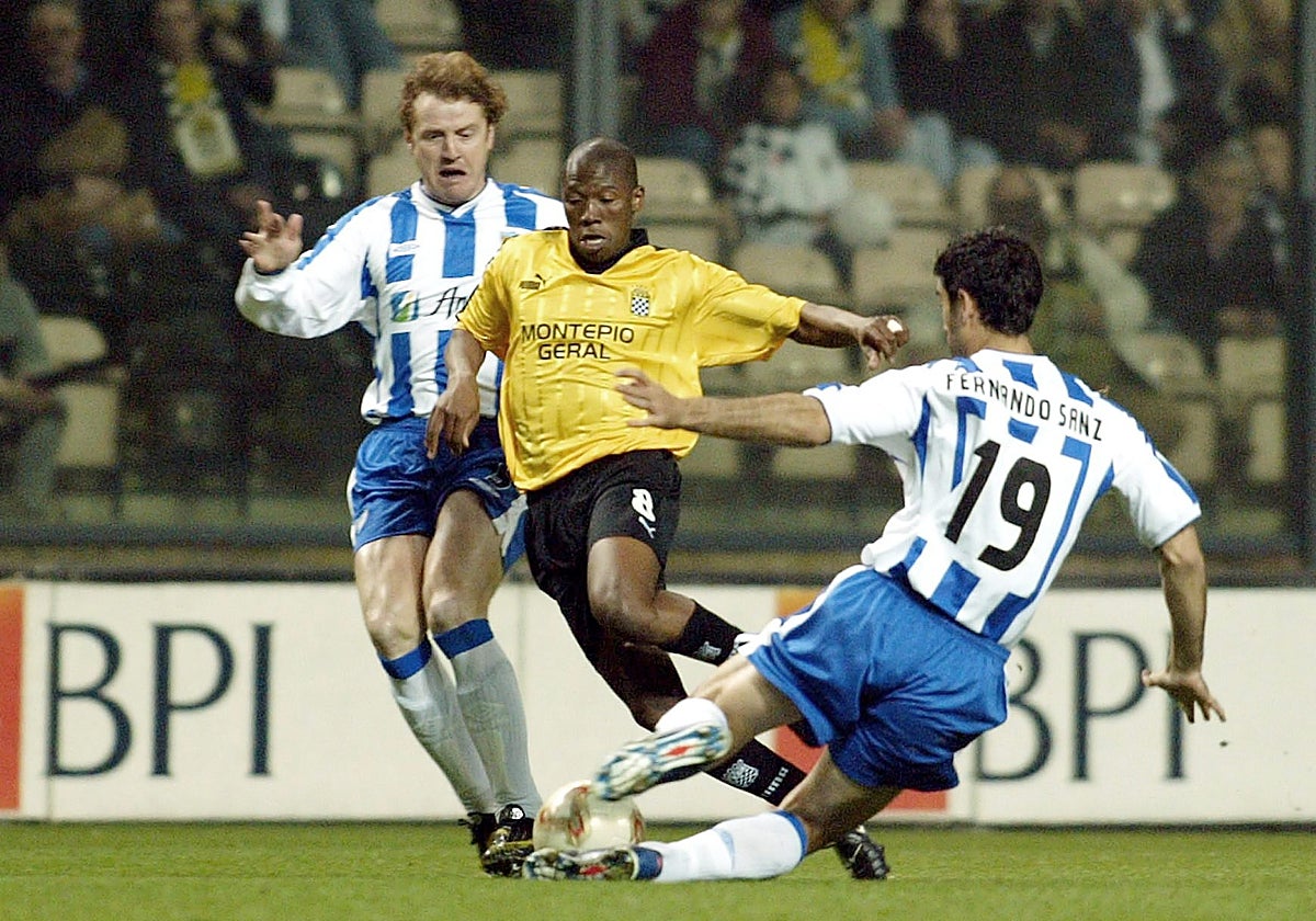 Roteta y Fernando Sanz, del Málaga, tratan de interceptar el balón de un futbolista del Boavista en aquel partido.