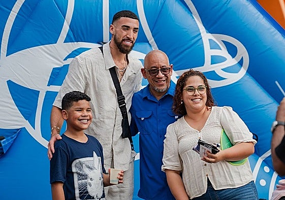 Chris Duarte, junto a aficionados del Vaqueros de Bayamón en un acto del club.