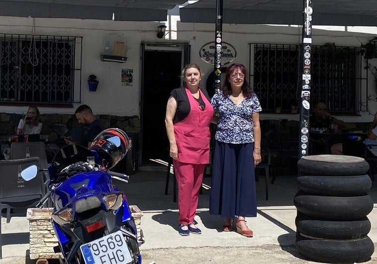 María Antonia y María del Mar González Palmero, de la Venta El Madroño en la A-397.