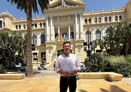 Antonio Alcázar, a las puertas del Ayuntamiento de Málaga, este lunes.
