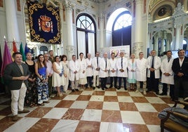 Imagen de los representantes de instituciones y entidades que apoyan la campaña con batas blancas.