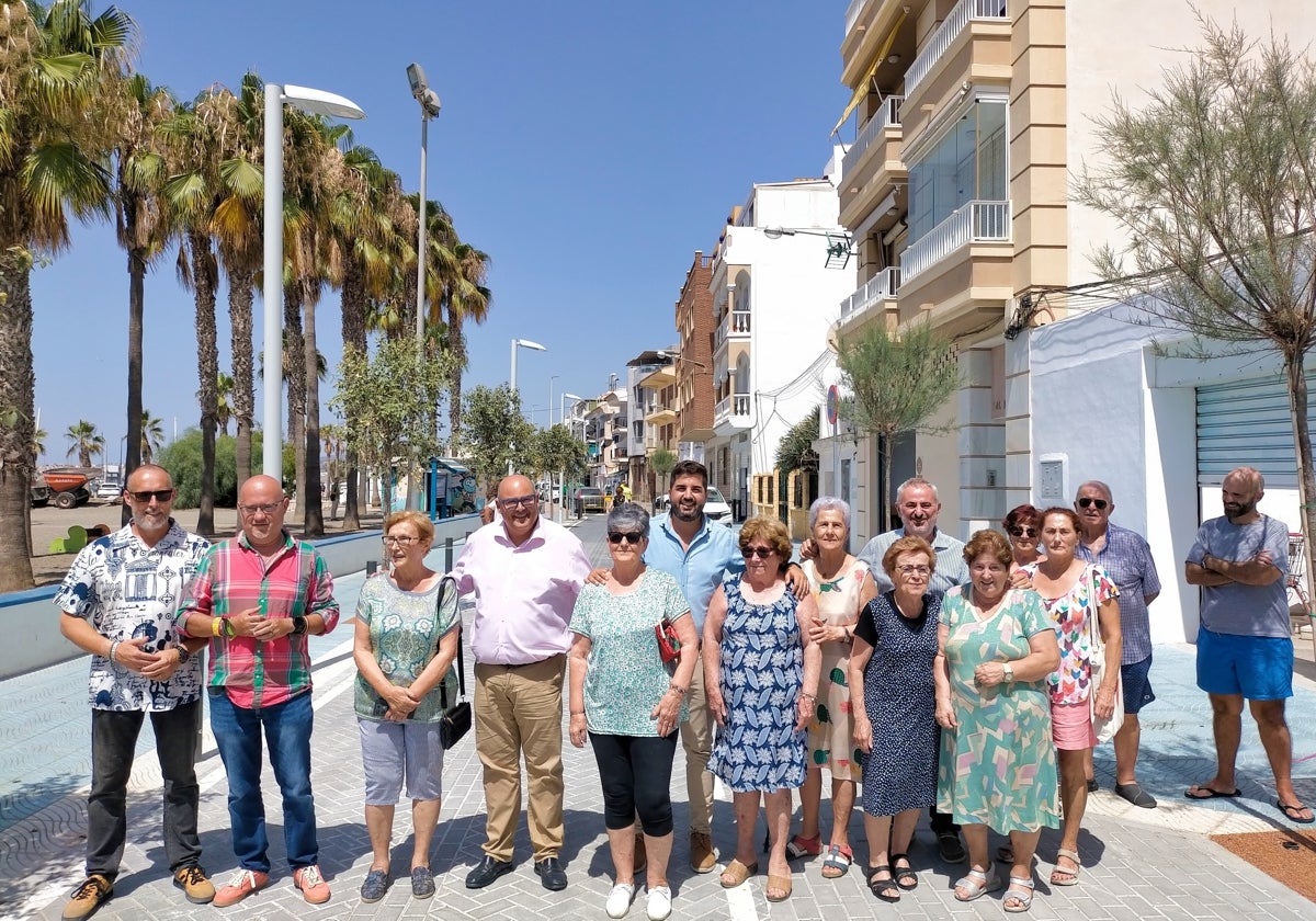El alcalde y ediles del gobierno bipartito, de PP y GIPMTM, este lunes con vecinos de la zona.