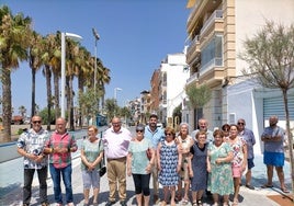El alcalde y ediles del gobierno bipartito, de PP y GIPMTM, este lunes con vecinos de la zona.