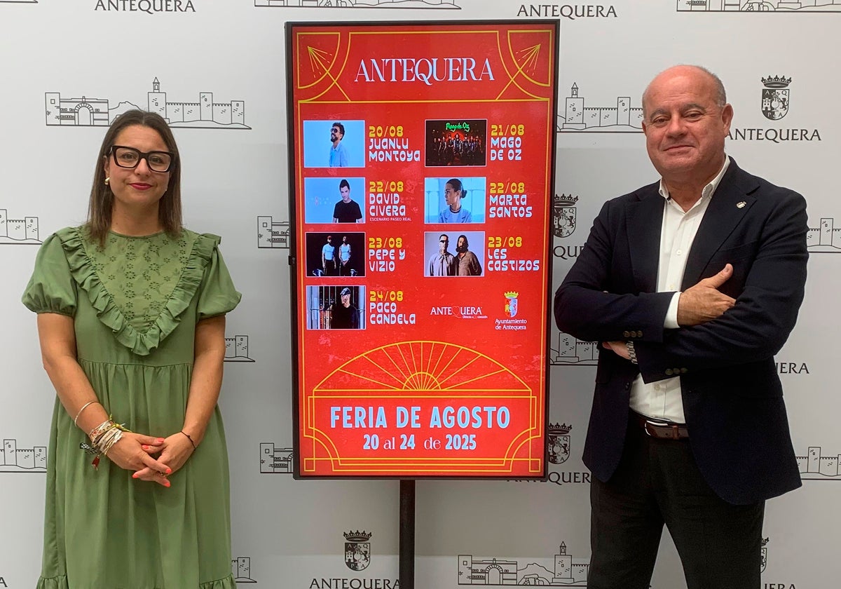 Elena Melero y Manuel Barón con el cartel de las actuaciones que serán de entrada libre