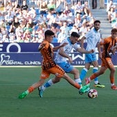 Una pugna por un balón entre el Málaga y el Antequera en la temporada 2023-24, en Primera RFEF.