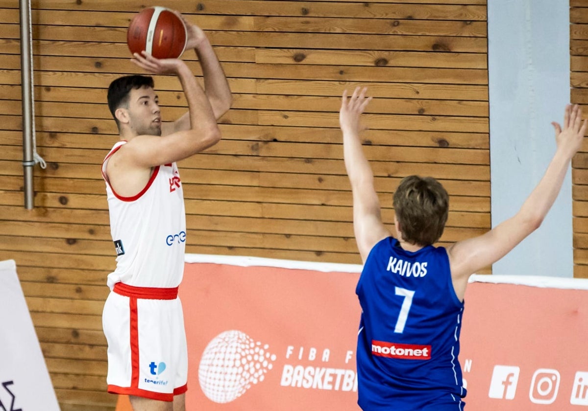 Folgueiras lanza un triple.