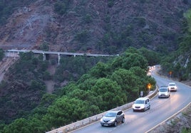 Los primeros coches pasan por la carretera ya abierta.