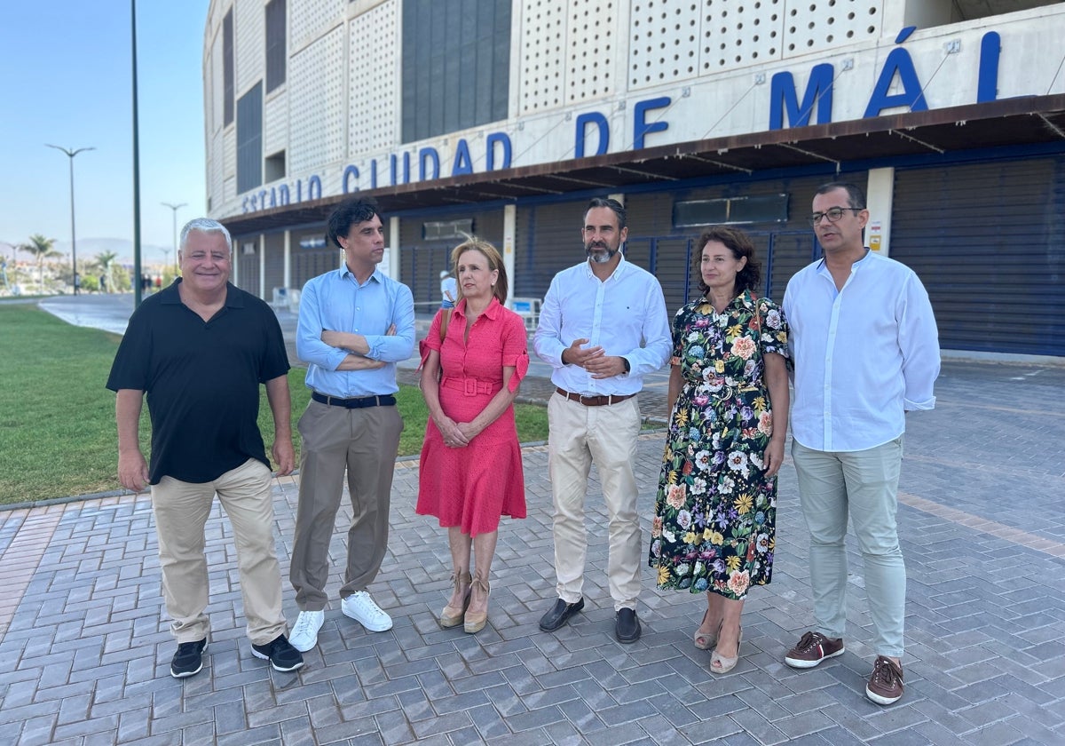 Representates del PSOE, este martes en los aledaños del Ciudad de Málaga.