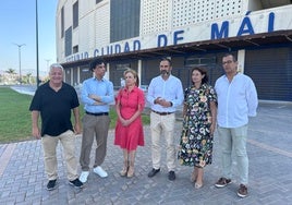 Representates del PSOE, este martes en los aledaños del Ciudad de Málaga.