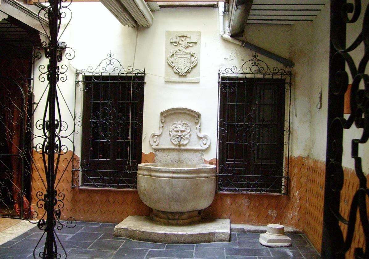Patio y fuente antes de la rehabilitación.