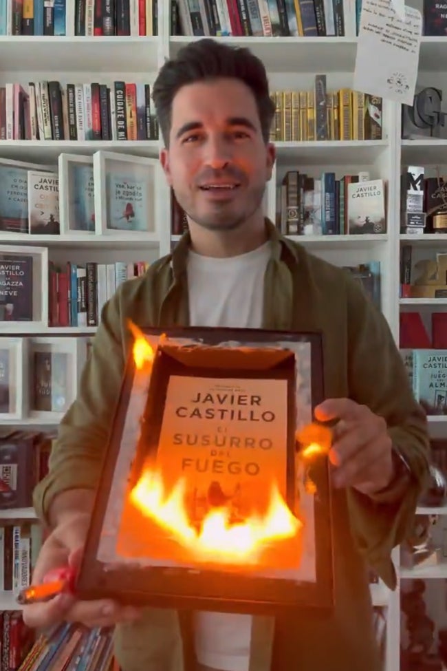 Javier Castillo ha desvelado con fuego la portada de su nuevo y volcánico libro.