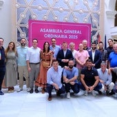 Javier Frutos, en el centro, con el resto de su junta directiva.