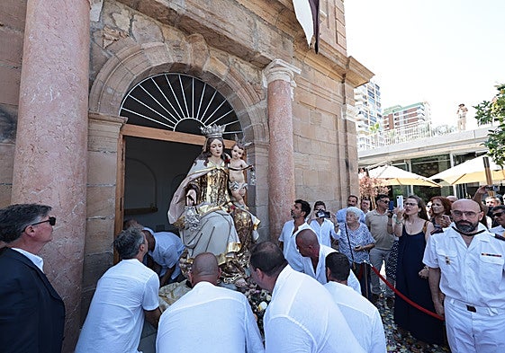 La nueva imagen de la Virgen del Carmen entra en la remozada capilla portuaria.