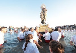Marengos acompañan a su Virgen, en las playas de El Palo.
