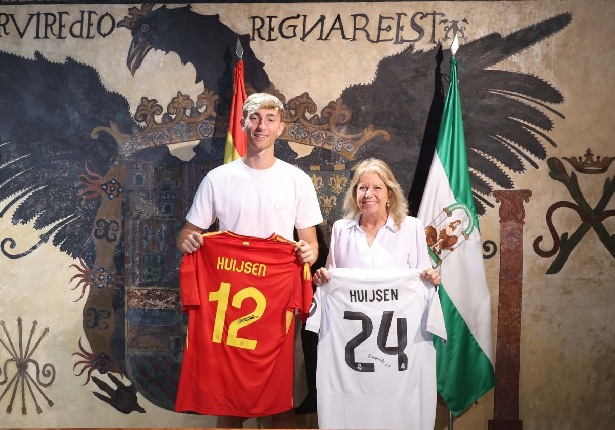 La alcaldesa, Ángeles Muñoz, y el futbolista del Real Madrid y de la selección española Dean Huijsen.