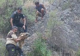 El guarda rural Manuel Lorenzo y el jefe de la Policía Local, Plácido Navas, en el rescate de la excursionista alemana, este pasado martes.