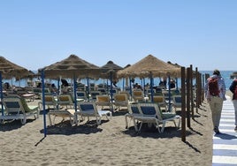 Dos turistas llegan a Playamar.