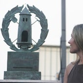 La cantaora Isabel Guerrero, hija de Barquerito de Fuengirola, observa la escultura que recuerda el triunfo de su padre en el Festival Internacional de Cante de Las Minas.