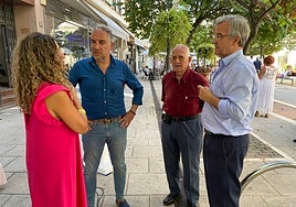 Elias Bendodo y el alcalde de Estepona, García Urbano, en la calle Real de la ciudad.