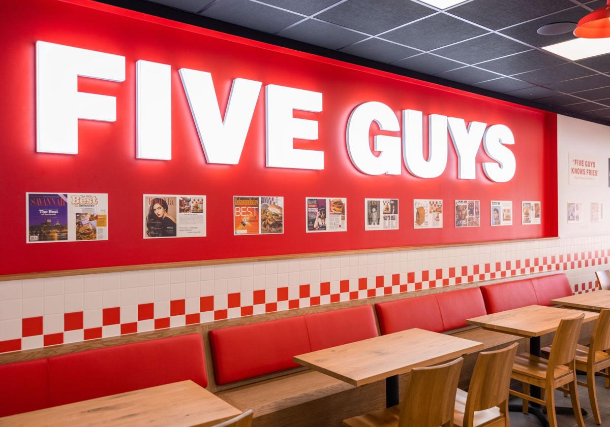 Imagen principal - Five Guys inaugura su resturante en el Centro de Marbella