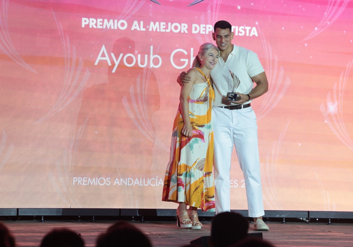 Imagen principal - Ayoub Ghadfa, Joaquín Cuevas y los padres de Rafa Montero.
