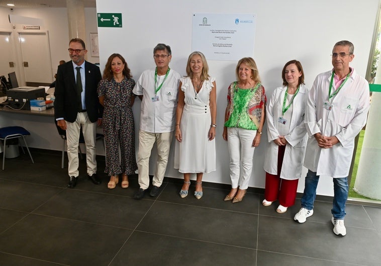 La Consejera de Salud de la Junta de Andalucía, Rocío Hernández, y la alcaldesa de Marbella, Ángeles Muñoz, han inaugurado el consultorio junto a otros cargos institucionales.