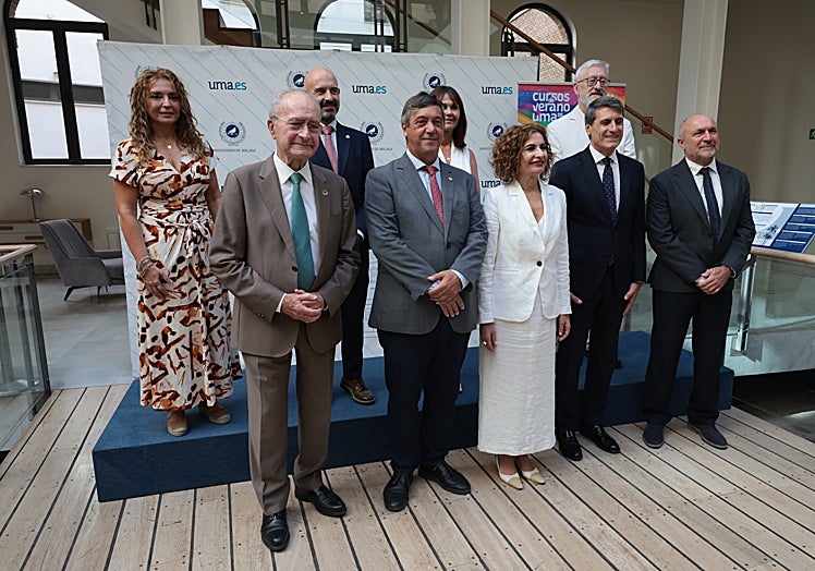 De la Torre, el rector de la UMA, Teodomiro López, Montero, el delegado del Gobierno en Andalucía, Pedro Fernández, y el presidente de la Fundación de la UMA, Eugenio Luque, junto a otras autoridades antes de la conferencia.