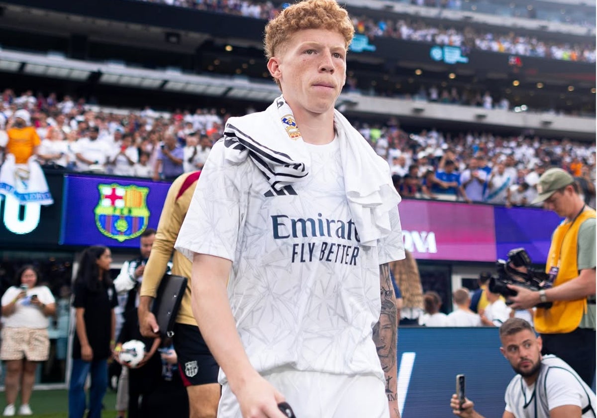 Jeremy de León sale a calentar con el primer equipo del Real Madrid.