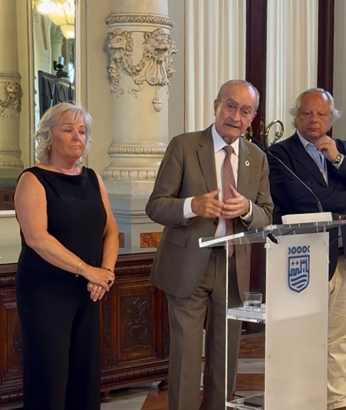 Imagen secundaria 2 - Acto de entrega de las banderas.